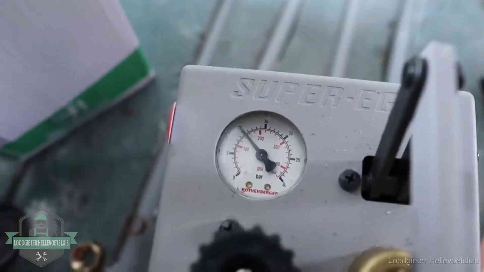 Verzekerd en aansprakelijk in Hellevoetsluis Manometer van een afperspomp bij controle van nieuw leidingwerk in Hellevoetsluis