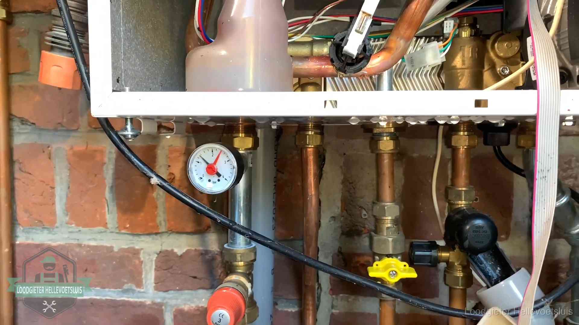 Cv-ketel verliest druk in Hellevoetsluis Manometer en aansluitleidingen onder een cv-ketel in Hellevoetsluis bij controle op drukverlies