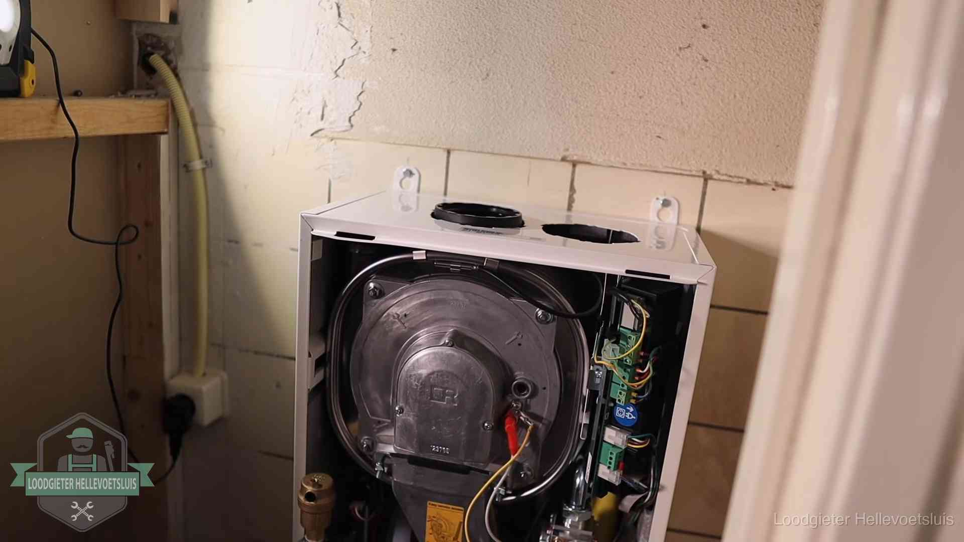 Onderhoudsbeurt cv-ketel in Hellevoetsluis Geopende cv-ketel tijdens een onderhoudsbeurt in Hellevoetsluis, met brander en warmtewisselaar zichtbaar