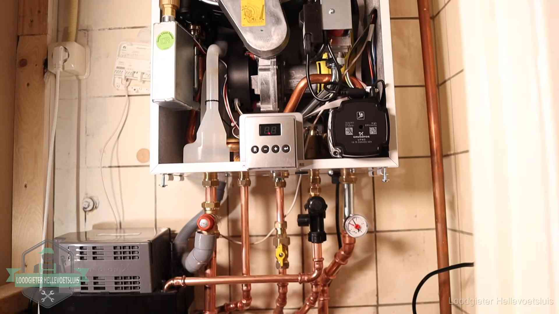 Zuiniger stoken na cv-onderhoud in Hellevoetsluis Geopende cv-ketel met brander en cv-pomp tijdens een onderhoudsbeurt in Hellevoetsluis