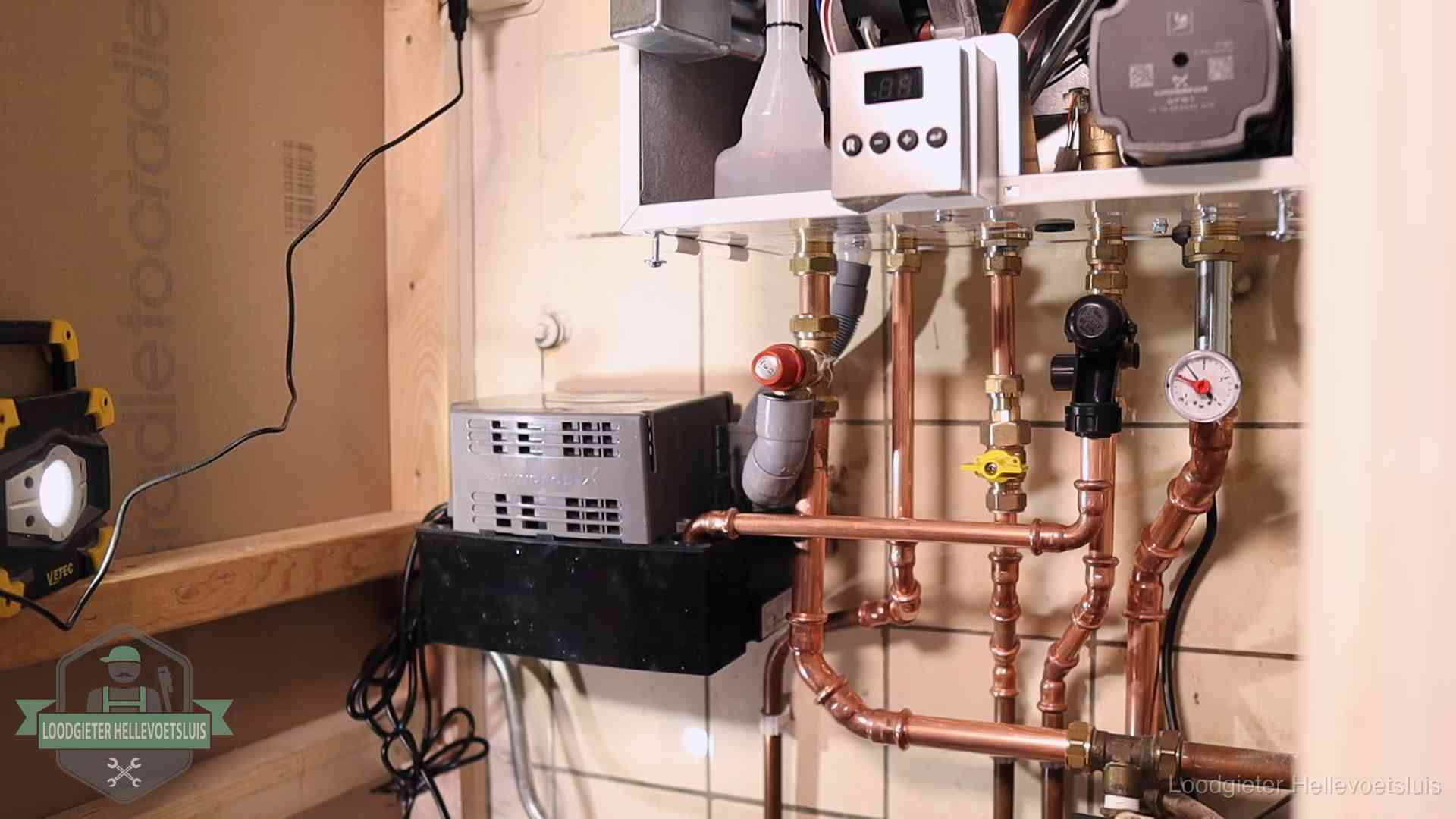 Levensduur van je cv-ketel in Hellevoetsluis Nieuw koperen leidingwerk met pomp en manometer onder een vervangen cv-opstelling in Hellevoetsluis