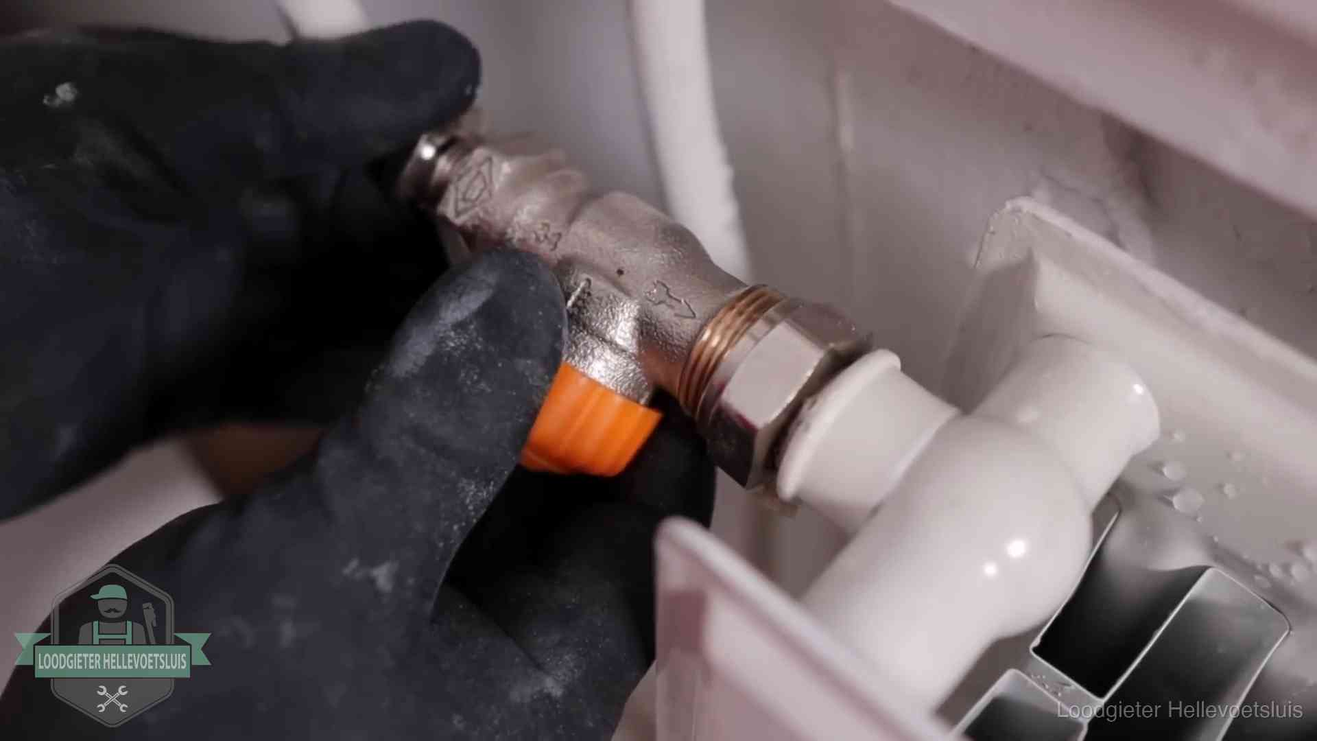 Je cv winterklaar maken in Hellevoetsluis Thermostaatkraan wordt gemonteerd op een radiator in Hellevoetsluis voor het stookseizoen