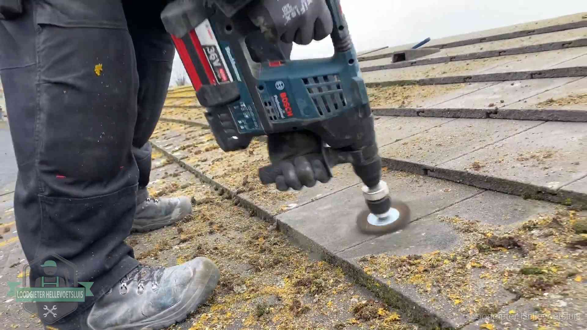 Dakonderhoud en preventie in Hellevoetsluis Betonnen dakpannen worden machinaal gereinigd tijdens dakonderhoud in Hellevoetsluis