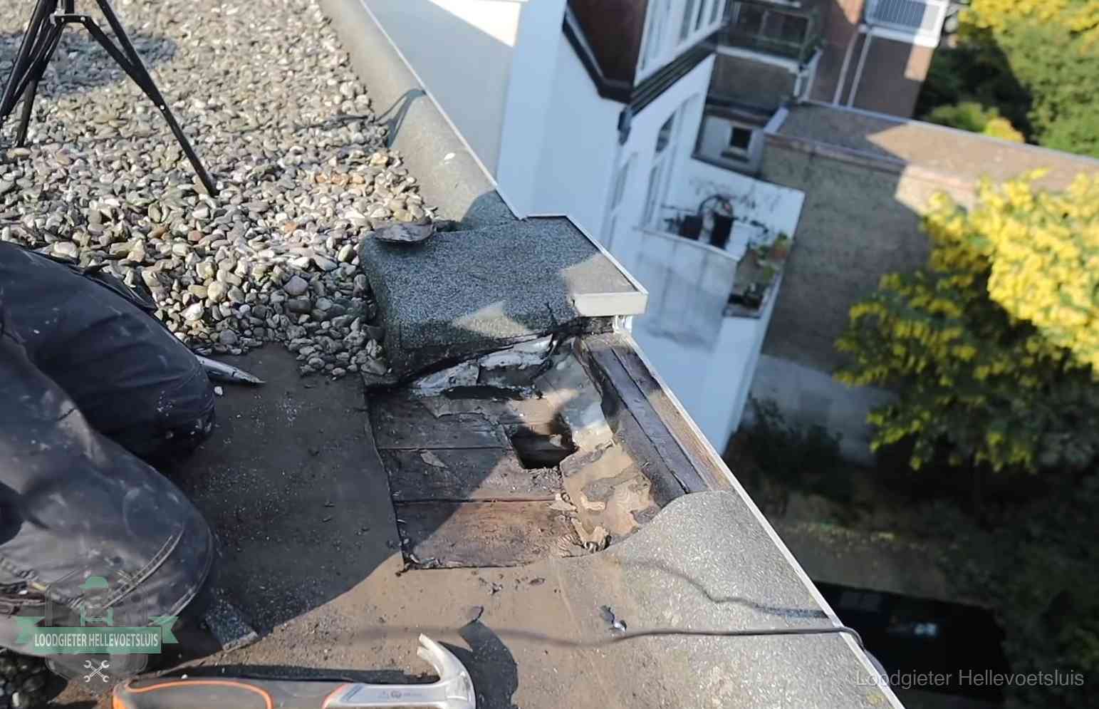 Gevolgen van een daklekkage in Hellevoetsluis Opengelegde dakrand met verrot dakbeschot door een langdurige daklekkage in Hellevoetsluis