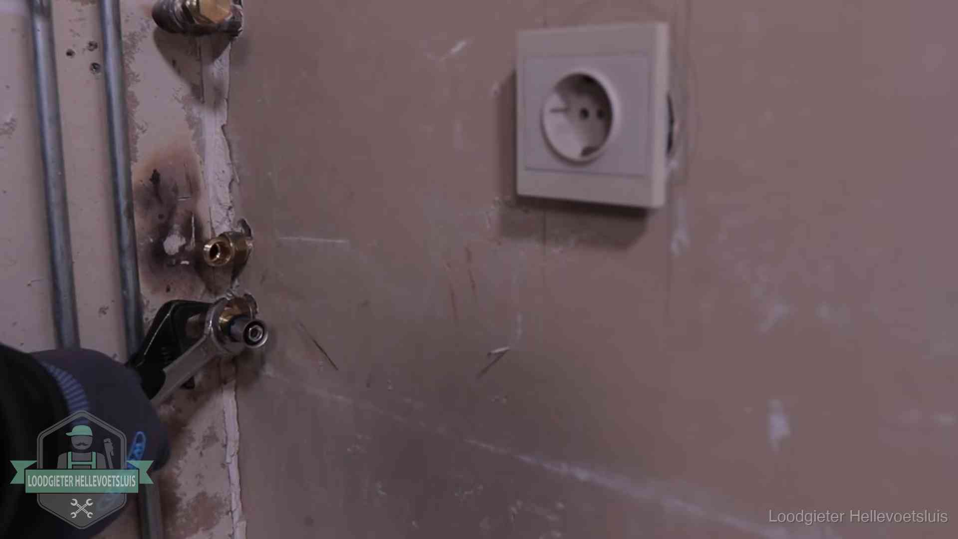 Erkend vakmanschap in Hellevoetsluis Monteur draait een perskoppeling vast op een leidingaansluiting in Hellevoetsluis
