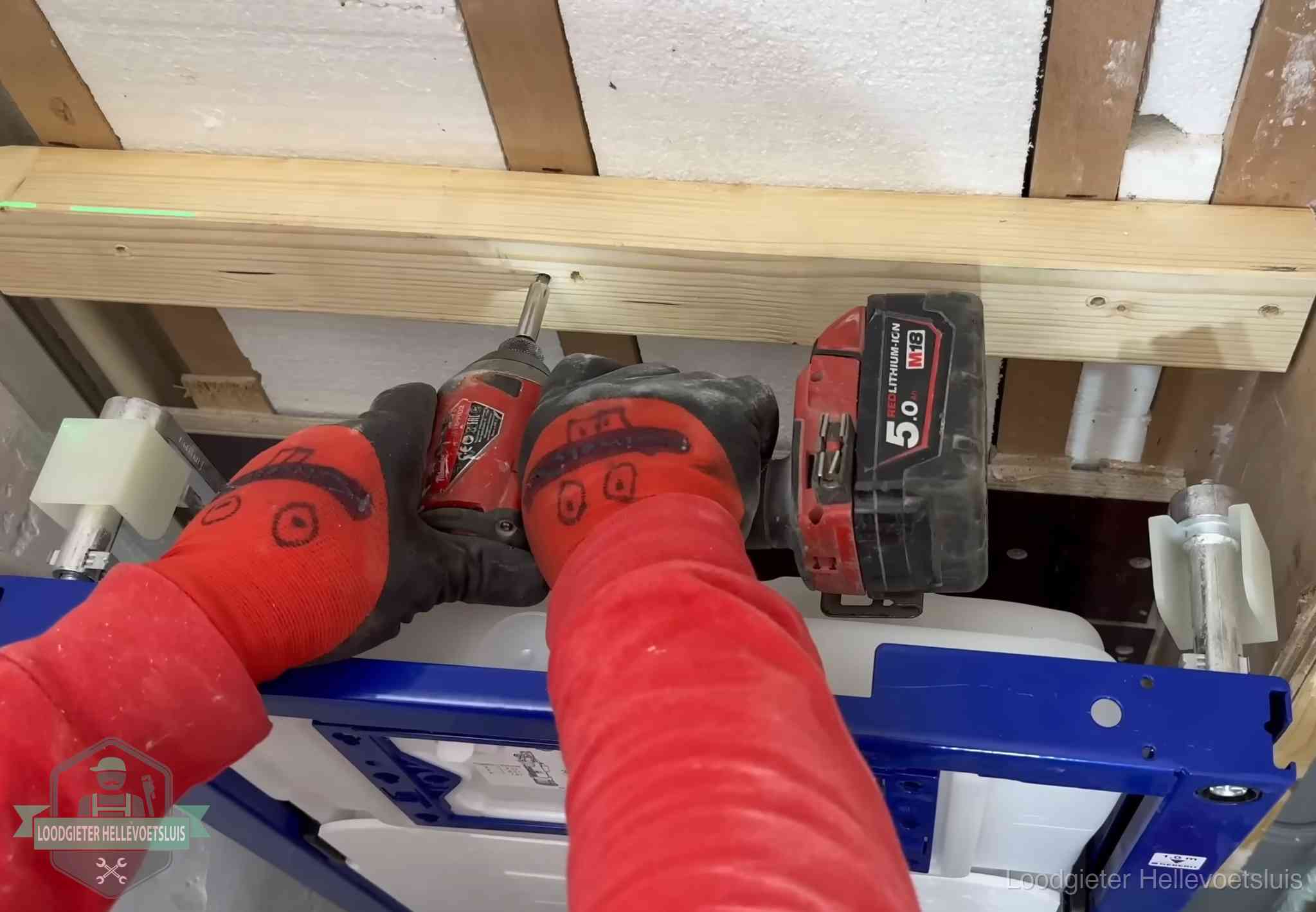 Fout in de wc-installatie opsporen in Hellevoetsluis Monteur bevestigt een inbouwreservoir voor een hangend toilet in Hellevoetsluis