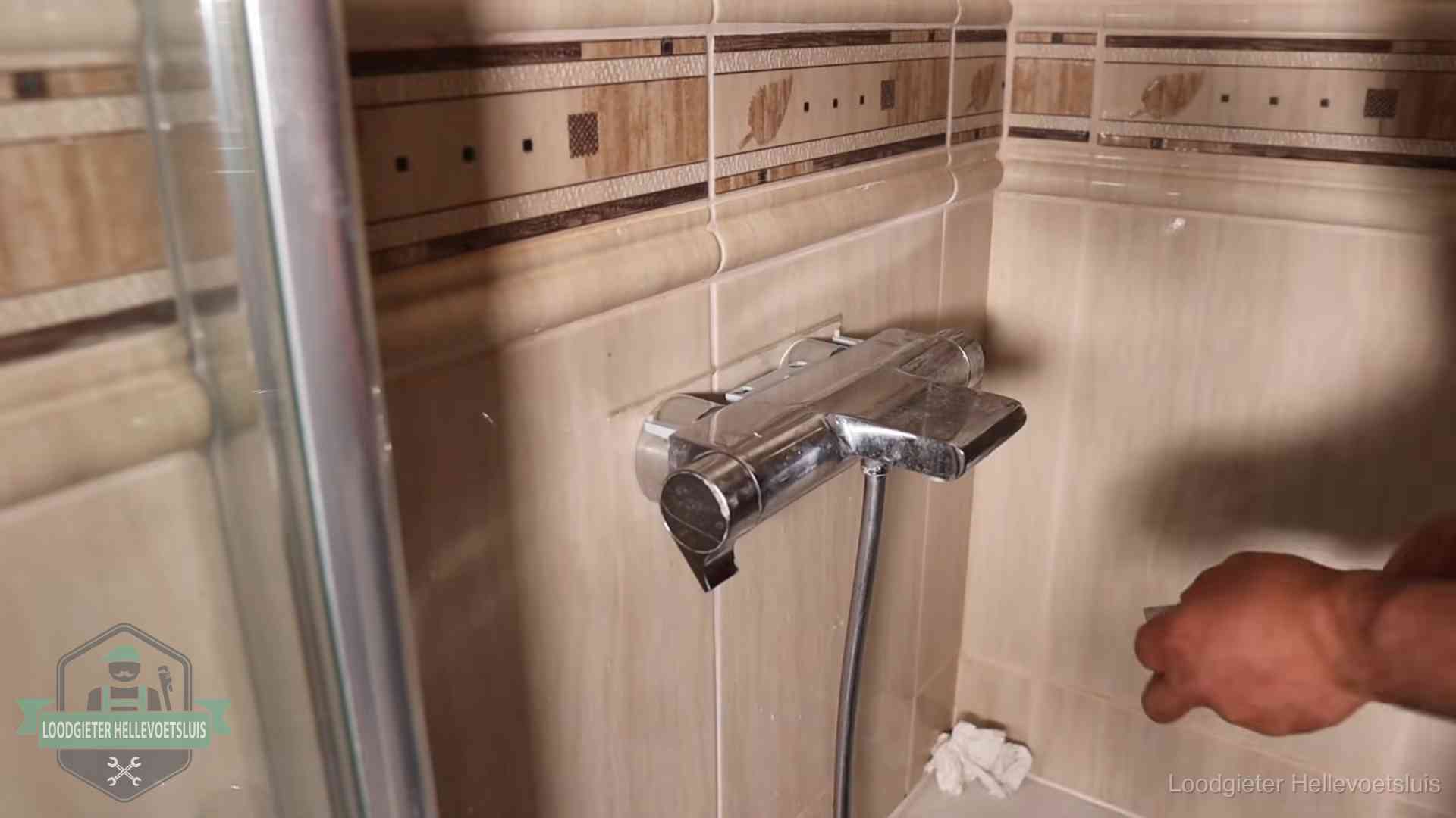 Kalkaanslag en je cv-ketel in Hellevoetsluis Verkalkte douche-mengkraan in Hellevoetsluis, hetzelfde kalk dat zich in de warmtewisselaar afzet