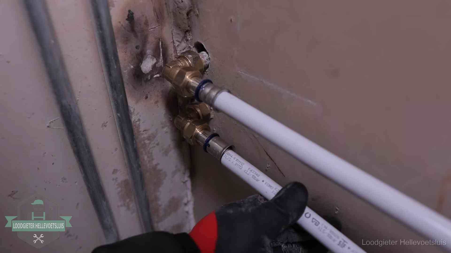 Kwaliteitsnormen voor loodgieterswerk in Hellevoetsluis Meerlagenbuizen met keurmerk en rvs persfittingen op muuraansluitingen in Hellevoetsluis