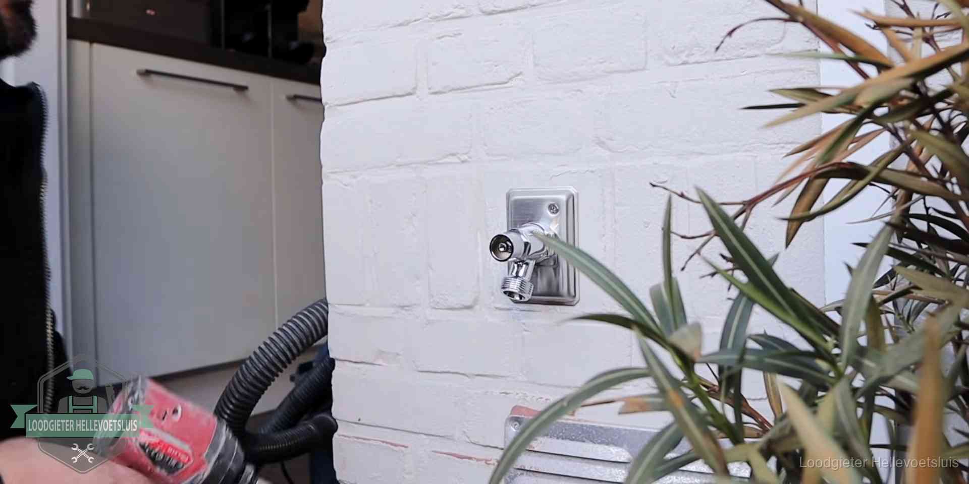 Daklek of leidinglek testen in Hellevoetsluis Chromen kraan op een muurplaat bij een woning in Hellevoetsluis, dichtdraaien is stap een van de lektest