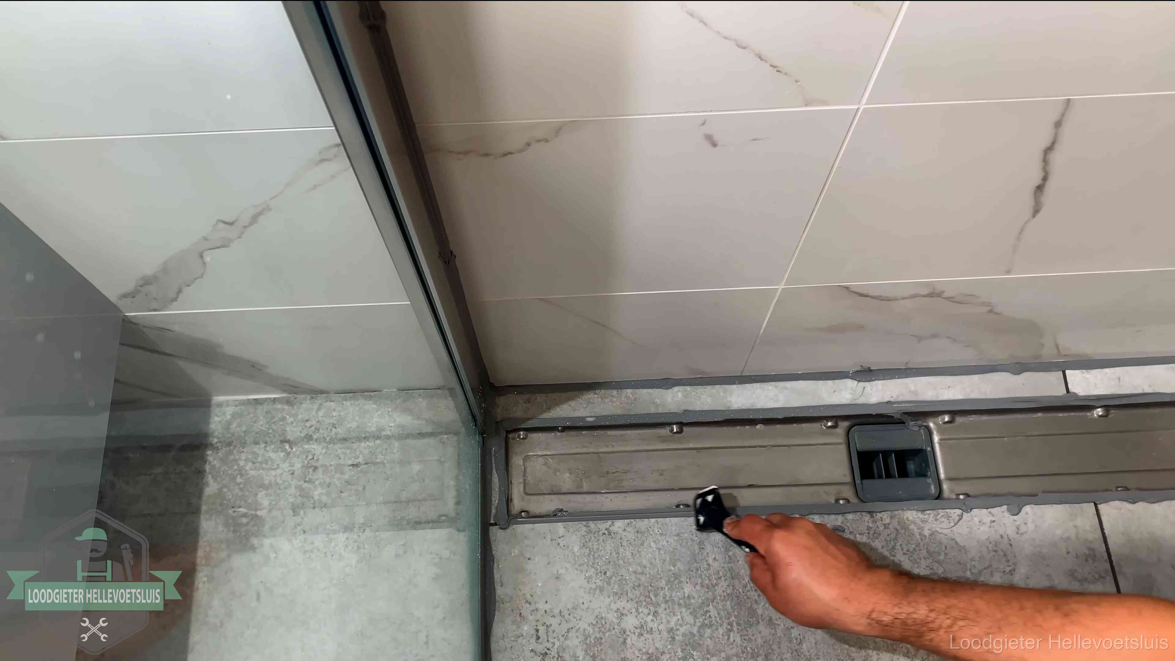 Lekkage in de badkamer verhelpen in Hellevoetsluis Verse kitrand langs de douchegoot in een betegelde badkamer in Hellevoetsluis