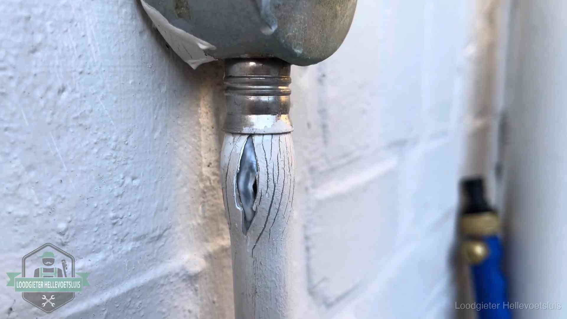 Wanneer lekdetectie in Hellevoetsluis Oude waterleiding in Hellevoetsluis waar de verf openscheurt, een stille aanwijzing voor een beginnend lek