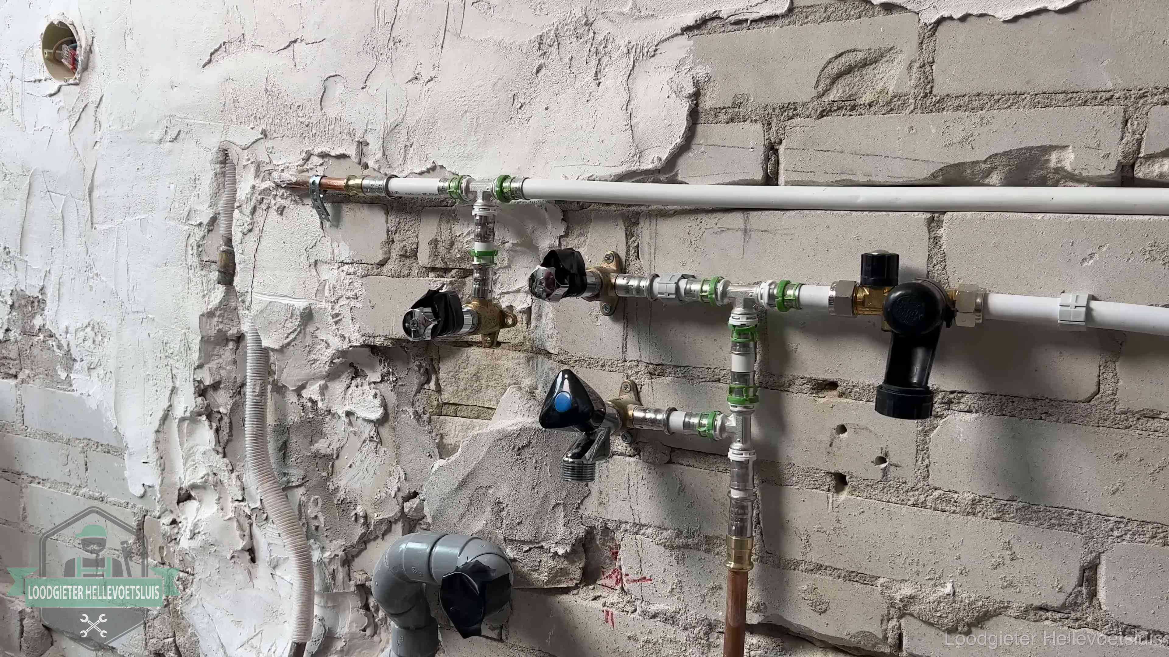 Diensten van ons loodgietersbedrijf in Hellevoetsluis Nieuw aangelegd leidingwerk met persfittingen tijdens een verbouwing in Hellevoetsluis