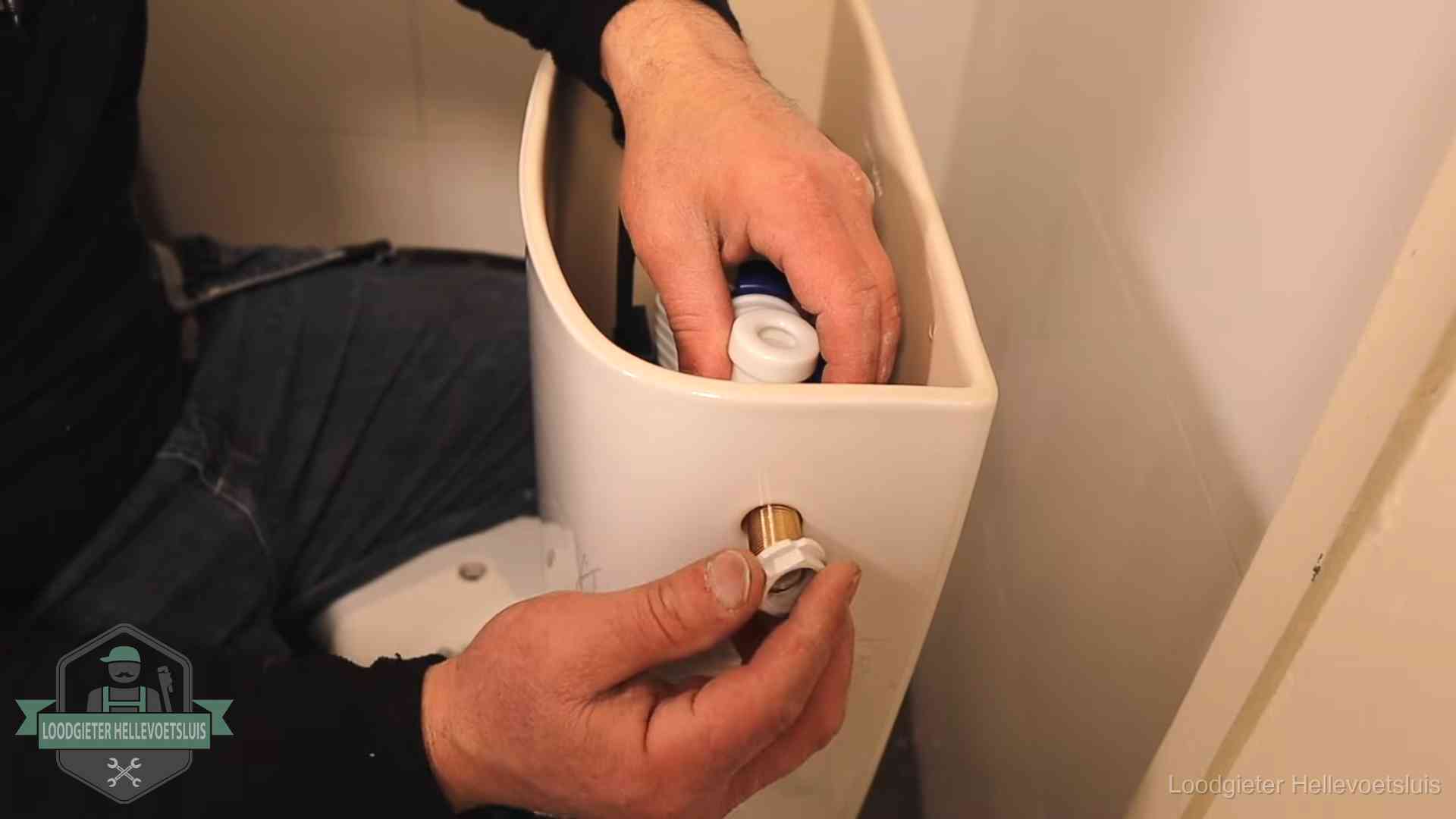 Loodgieter voor je verstopte wc in Hellevoetsluis Loodgieter monteert de vlotterkraan van een stortbak bij een toilet in Hellevoetsluis