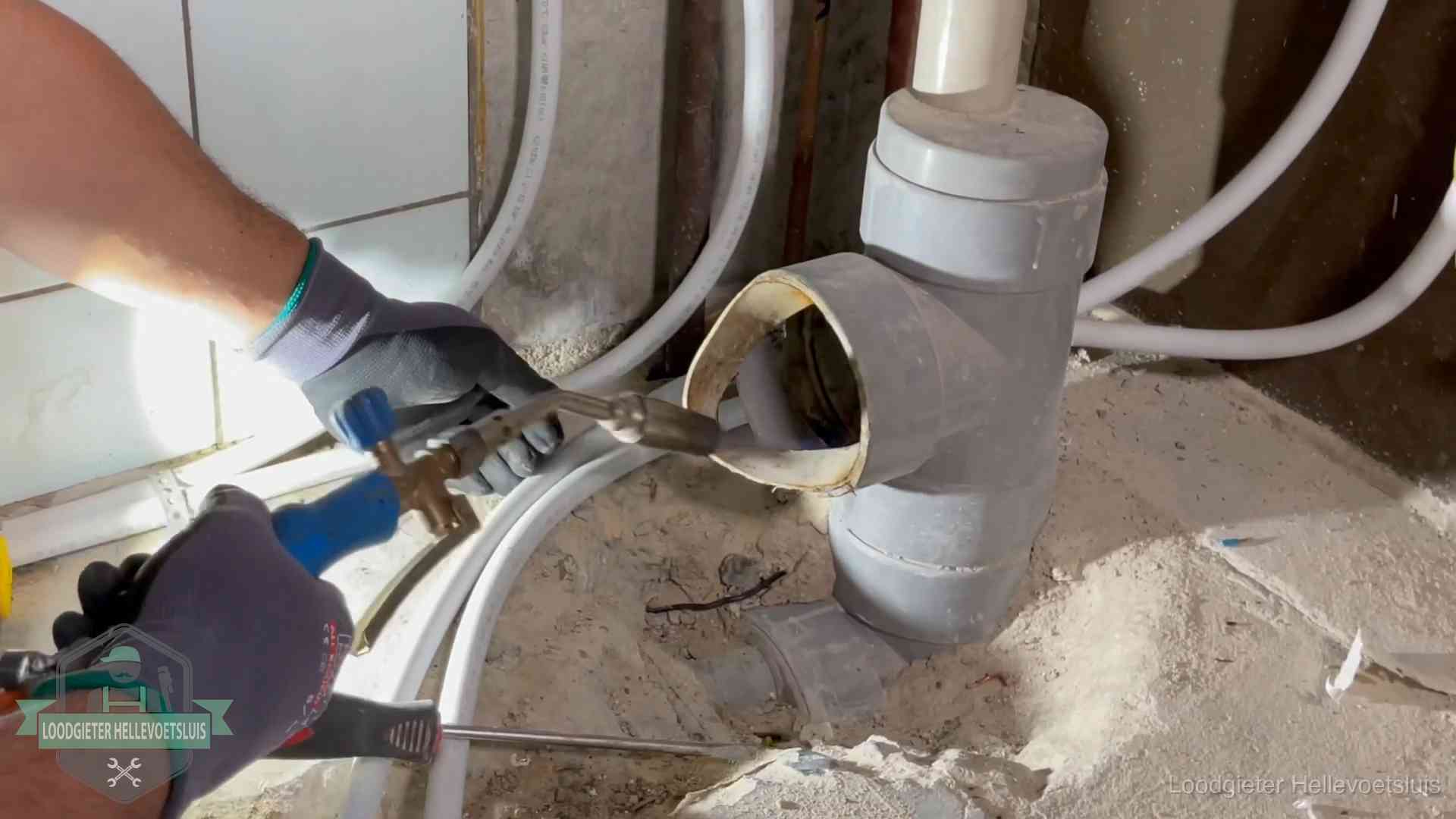 Vakmanschap van onze loodgieters in Hellevoetsluis Loodgieter werkt met brander en messing kraanwerk aan leidingen in Hellevoetsluis
