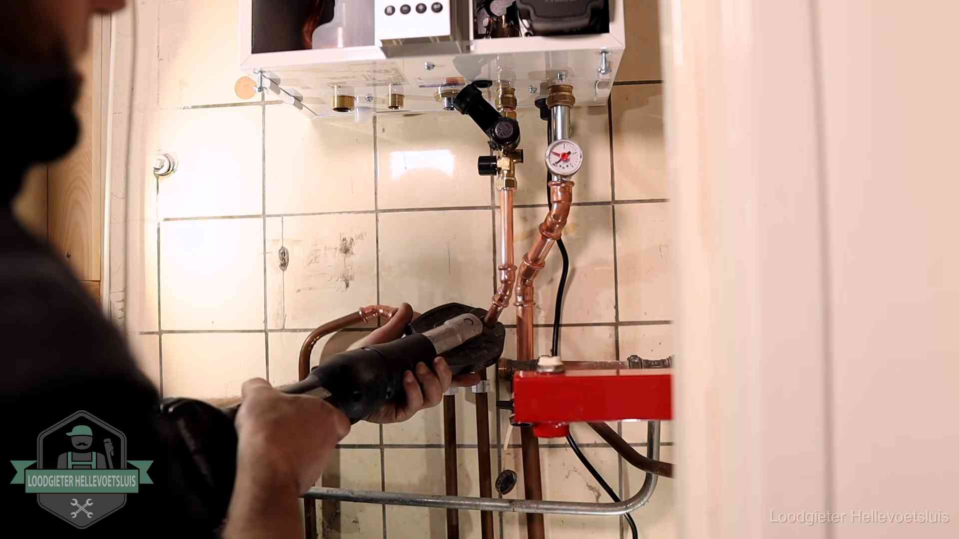 Cv-ketel onderhoud in Hellevoetsluis Monteur werkt aan de leidingen onder een cv-ketel in Hellevoetsluis