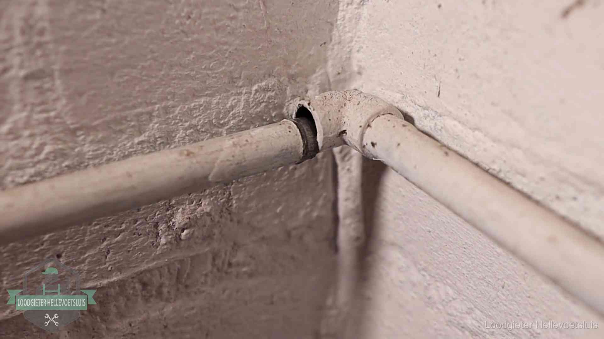 Oude waterleidingen en verborgen lekkage in Hellevoetsluis Oude geverfde waterleiding met een losliggende fitting in een woning in Hellevoetsluis