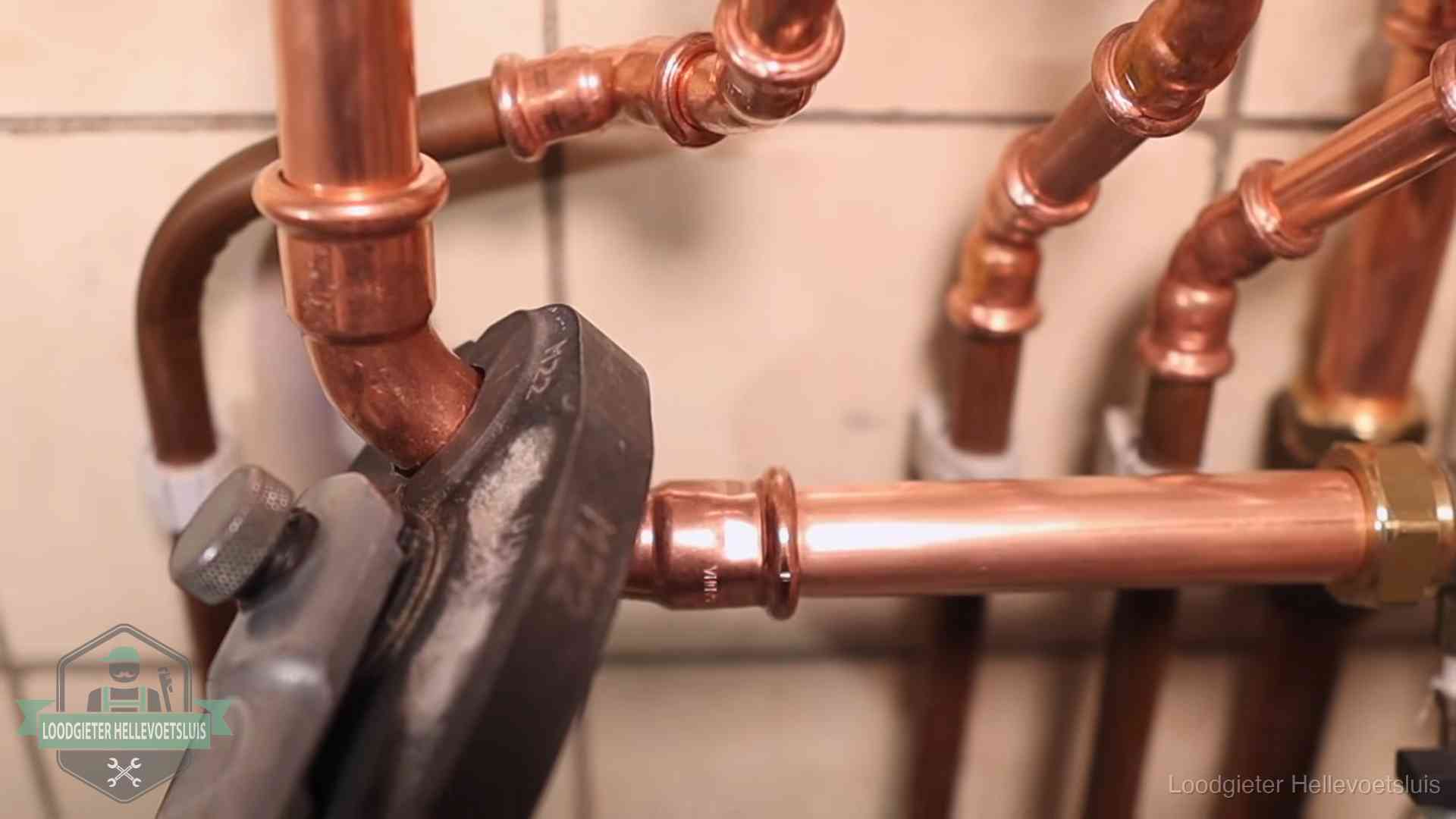 Werkwijze van ons loodgietersbedrijf in Hellevoetsluis Persmachine perst een koperen fitting op nieuw leidingwerk in Hellevoetsluis