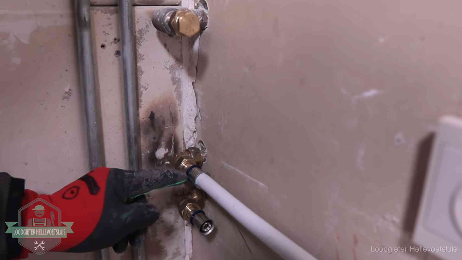 Garantie op loodgieterswerk in Hellevoetsluis Loodgieter wijst de persfitting op nieuwe muuraansluitingen aan in een woning in Hellevoetsluis