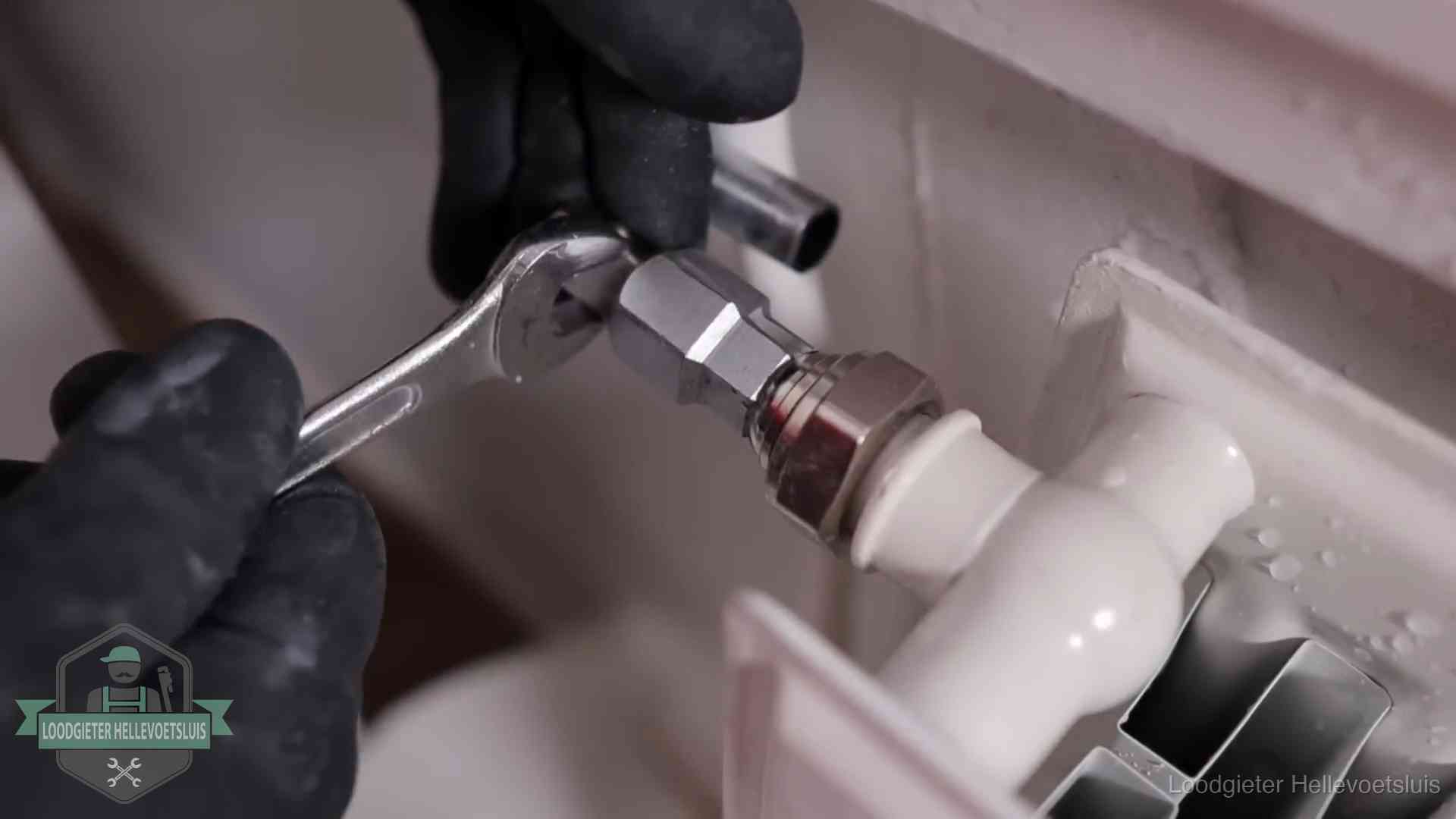Radiatoren en waterzijdig inregelen in Hellevoetsluis Steeksleutel draait een wartelkoppeling op een radiatorkraan aan in Hellevoetsluis