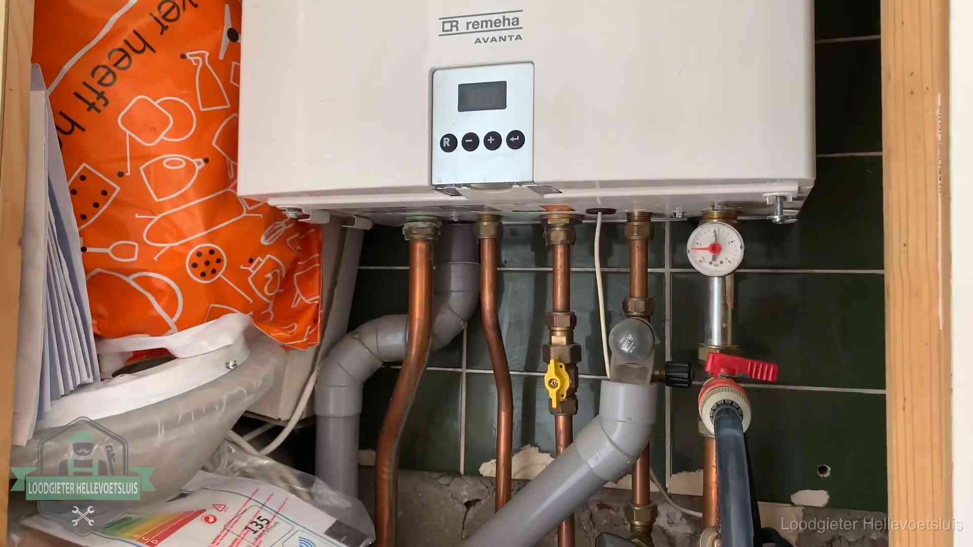 Remeha cv-ketel onderhoud in Hellevoetsluis Oudere Remeha cv-ketel in een ketelkast in een woning in Hellevoetsluis