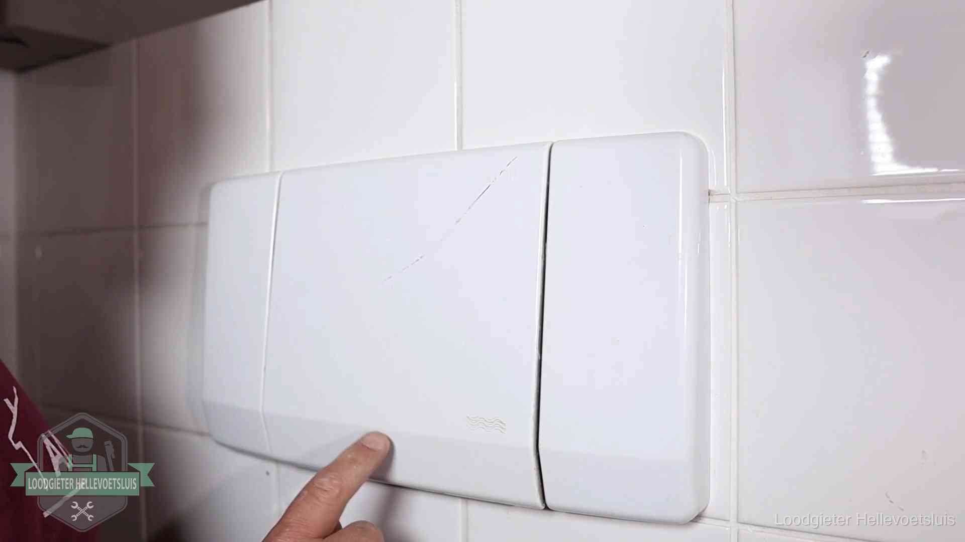Oorzaken van een verstopte wc in Hellevoetsluis Bedieningspaneel van een inbouwreservoir van een hangend toilet in Hellevoetsluis