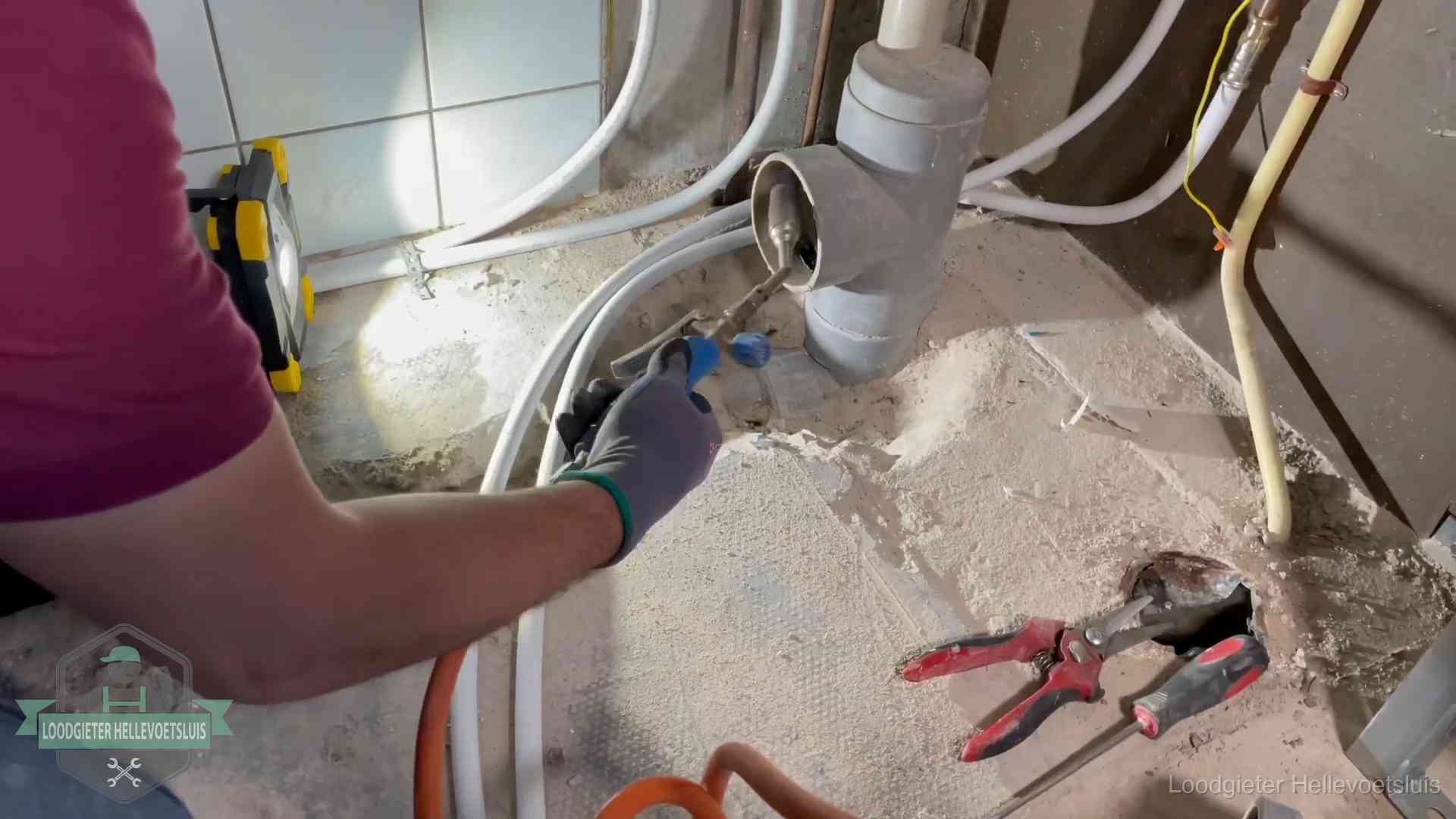Standleiding en gedeelde leidingen in Hellevoetsluis Loodgieter werkt aan leidingen bij een pvc-standleiding in een appartement in Hellevoetsluis