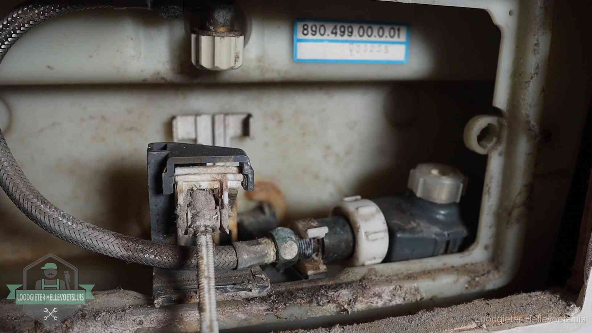 Stortbak en spoelmechanisme in Hellevoetsluis Verkalkt binnenwerk van een stortbak met vlotterkraan in Hellevoetsluis