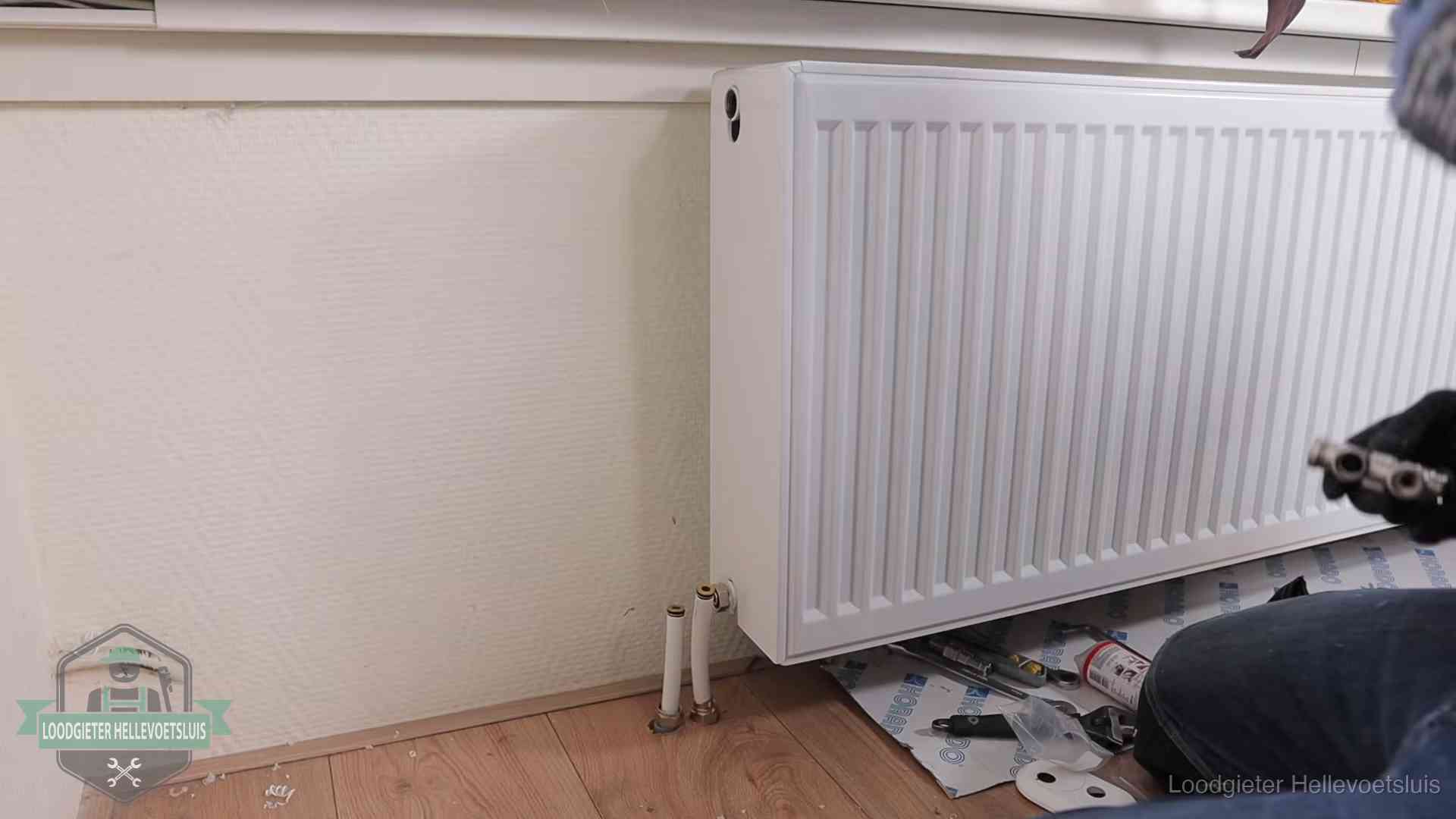Verwarming per wijk in Hellevoetsluis Nieuw gemonteerde radiator in een woonkamer in Hellevoetsluis