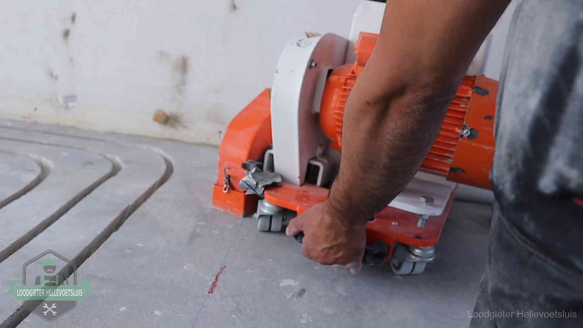 Lekkage in de vloerverwarming opsporen in Hellevoetsluis Sleuvenpatroon voor vloerverwarming in de dekvloer van een woning in Hellevoetsluis