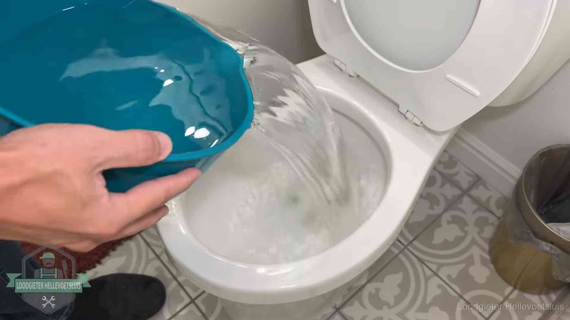 De warm-water-methode in Hellevoetsluis Warm water wordt voorzichtig in de wc-pot gegoten in Hellevoetsluis