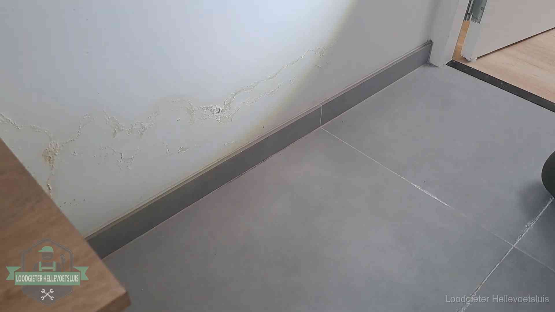 Verzekering en daklekkage in Hellevoetsluis Waterschade met kalkuitbloeiing op een binnenwand in Hellevoetsluis, vastgelegd voor de verzekering
