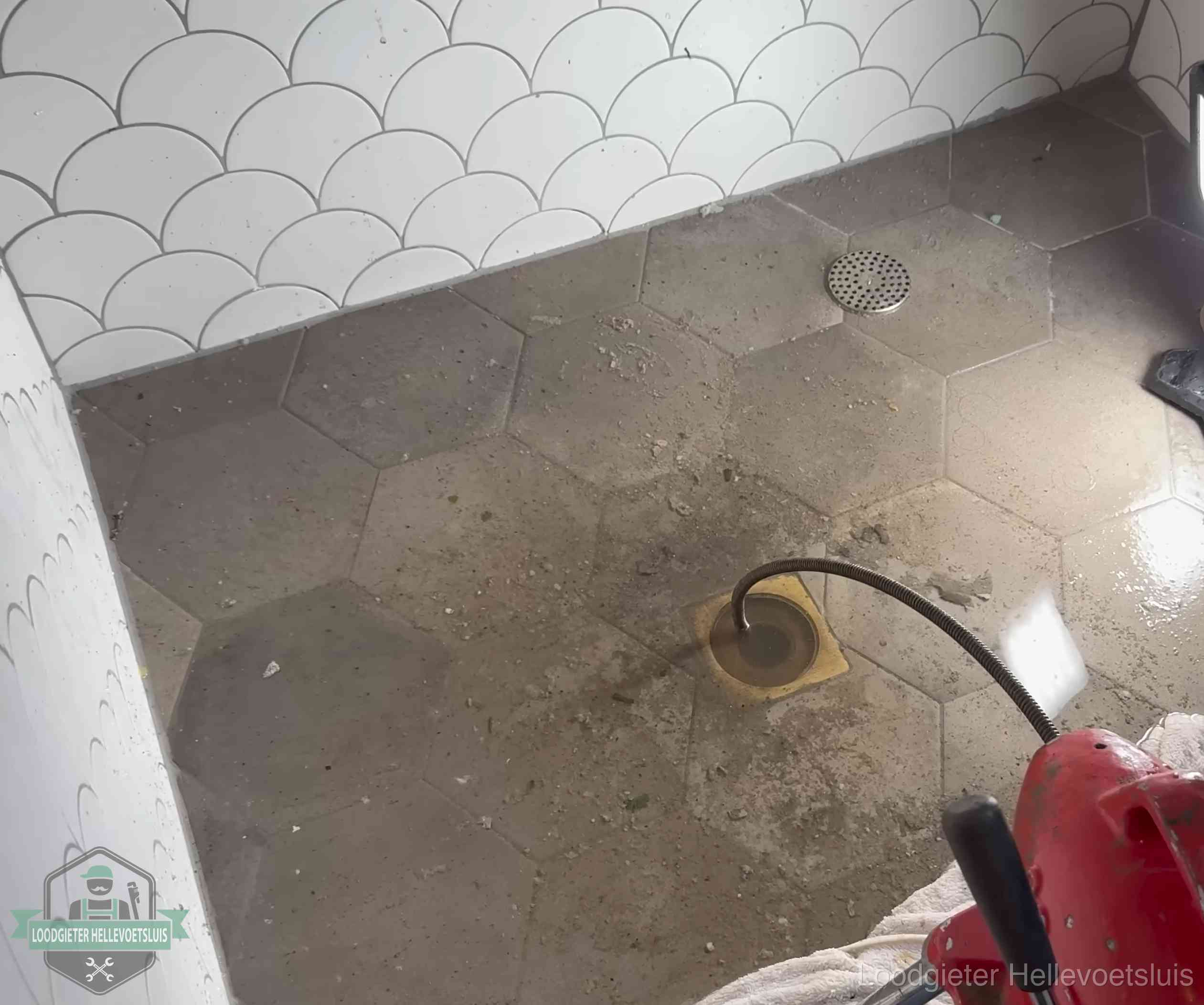 Stank uit wc of vloerput in Hellevoetsluis Vloerput met waterslot in een badkamer in Hellevoetsluis, een bron van stank als het waterslot droogstaat
