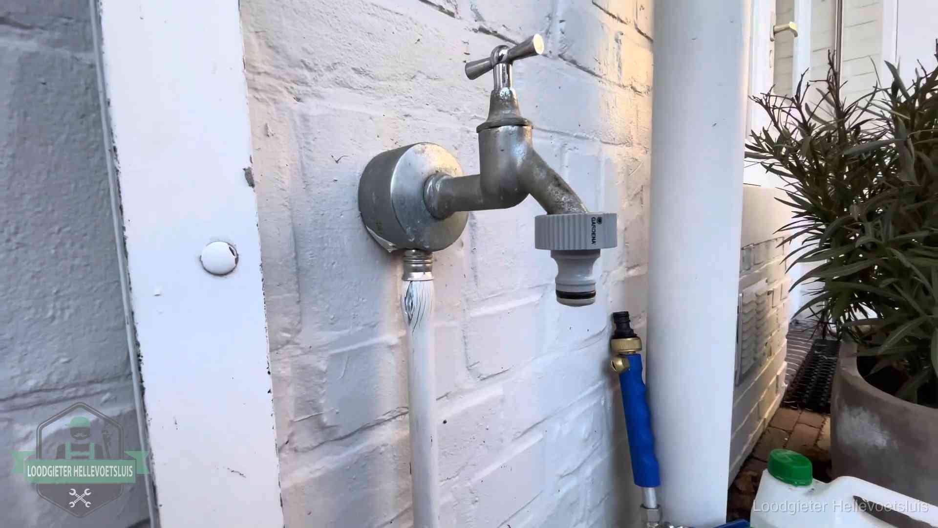 Hoge waterrekening in Hellevoetsluis Buitenkraan met slangaansluiting bij een woning in Hellevoetsluis, sluipverbruik zie je terug op de waterrekening