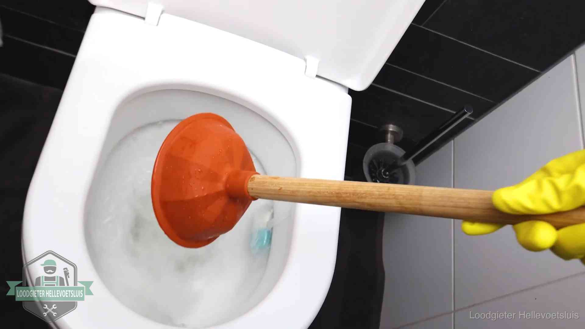 Wc ontstoppen met de plopper in Hellevoetsluis Plopper wordt in de wc-pot gedrukt bij het ontstoppen van een toilet in Hellevoetsluis