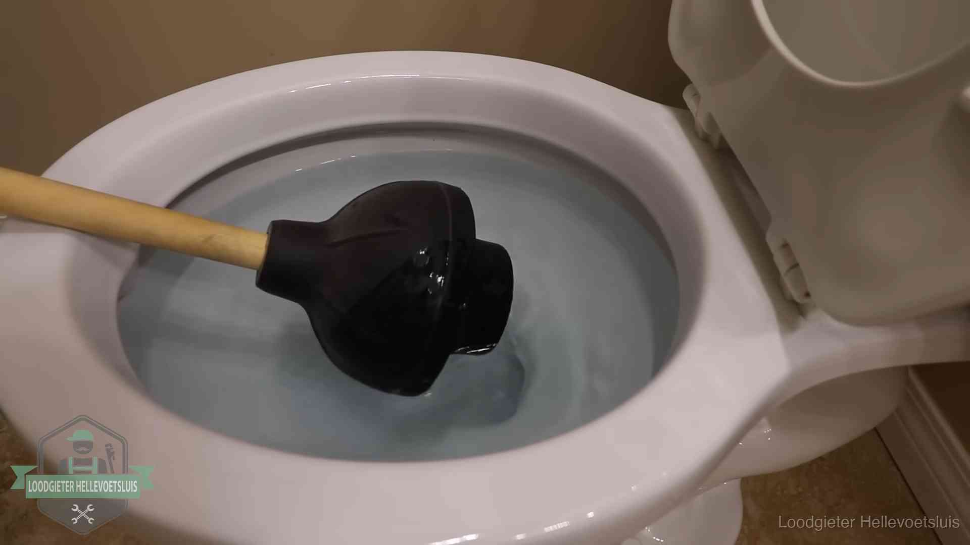 Wc vol water in Hellevoetsluis Plopper in een wc-pot die vol water staat in Hellevoetsluis
