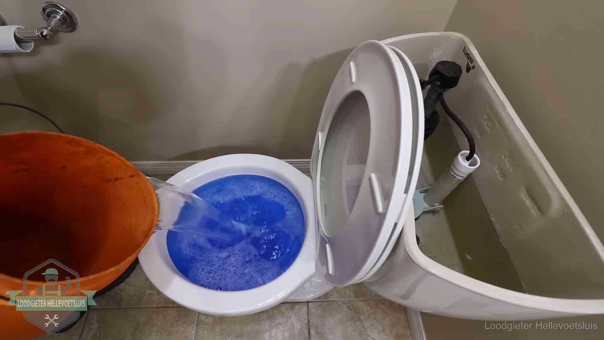 Water komt omhoog in de wc in Hellevoetsluis Water bij de wc-pot wordt met een emmer weggewerkt om schade te beperken in Hellevoetsluis