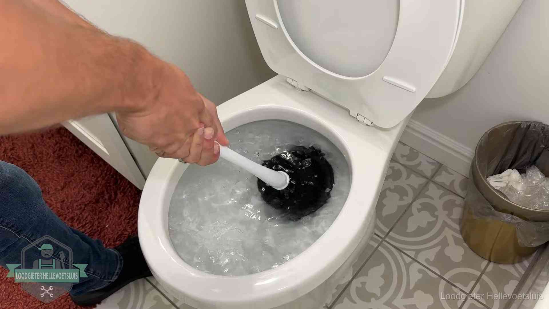 Zelf je wc ontstoppen in Hellevoetsluis Zelf de wc ontstoppen met een plopper in Hellevoetsluis, het water kolkt in de pot