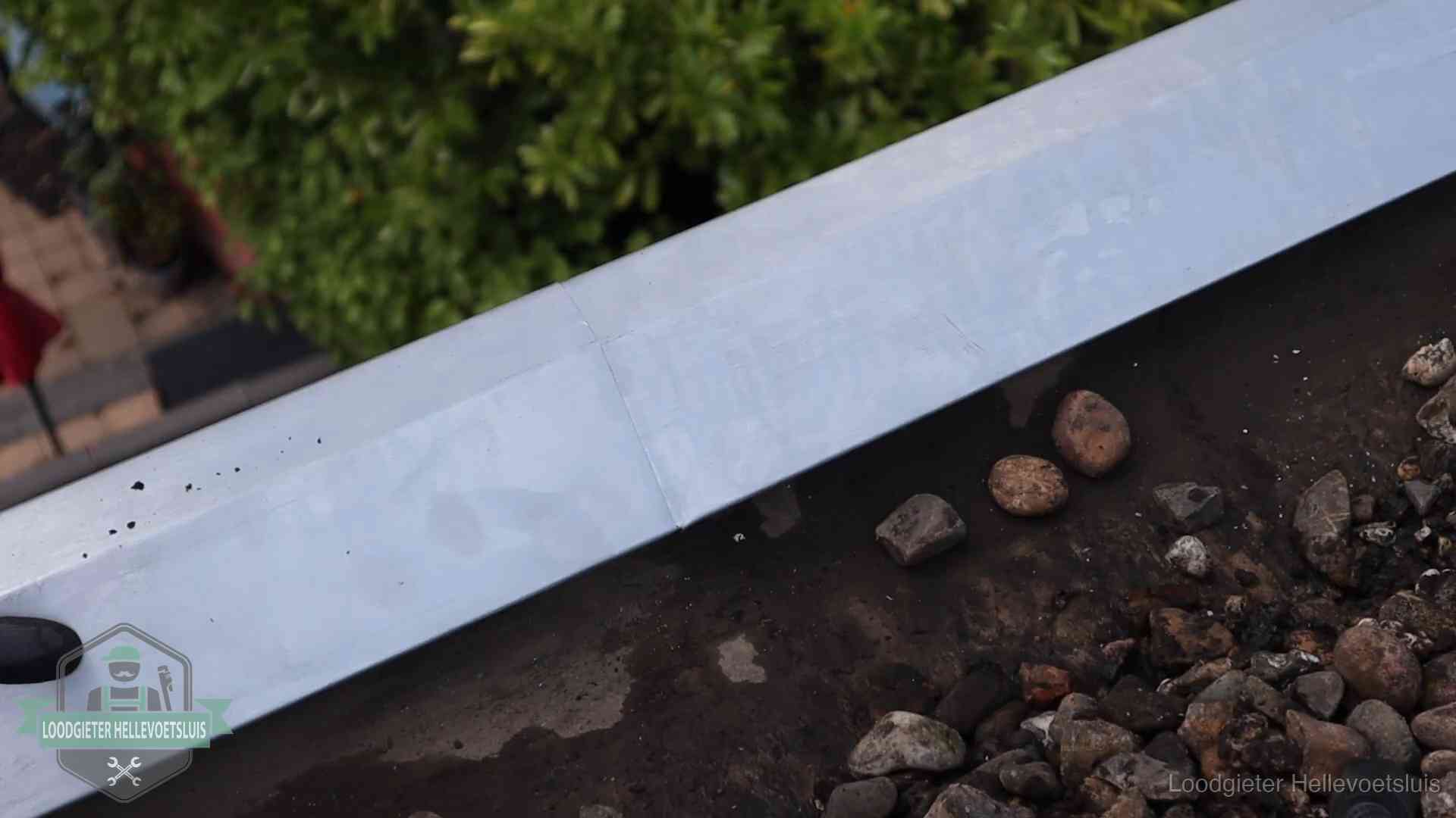 Garantie op dakwerk in Hellevoetsluis Strak gesoldeerd naaddetail in een zinken daktrim op een dak in Hellevoetsluis